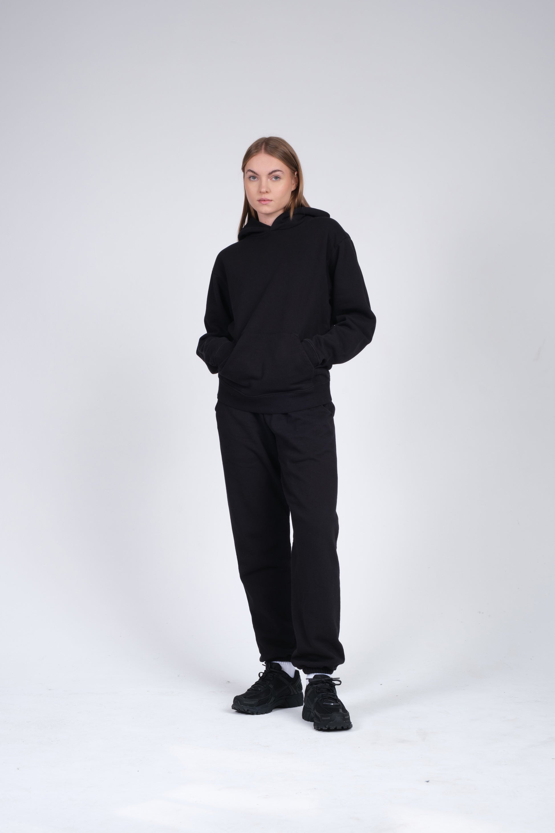 Oversized hoodie in black with pockets