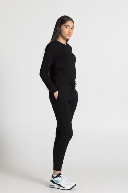 Fashion model in slim fit drawstring sweatpants with pockets for women